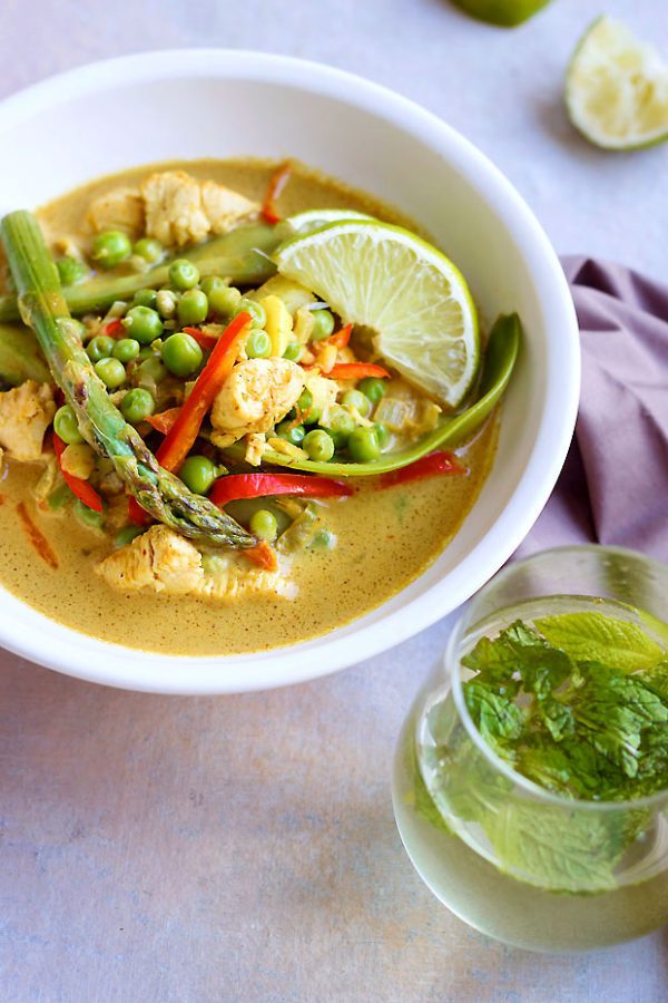 Spring Chicken Curry - #recipe by #eatwell101 - https://www.eatwell101.com/chicken-curry-with-spring-vegetables
