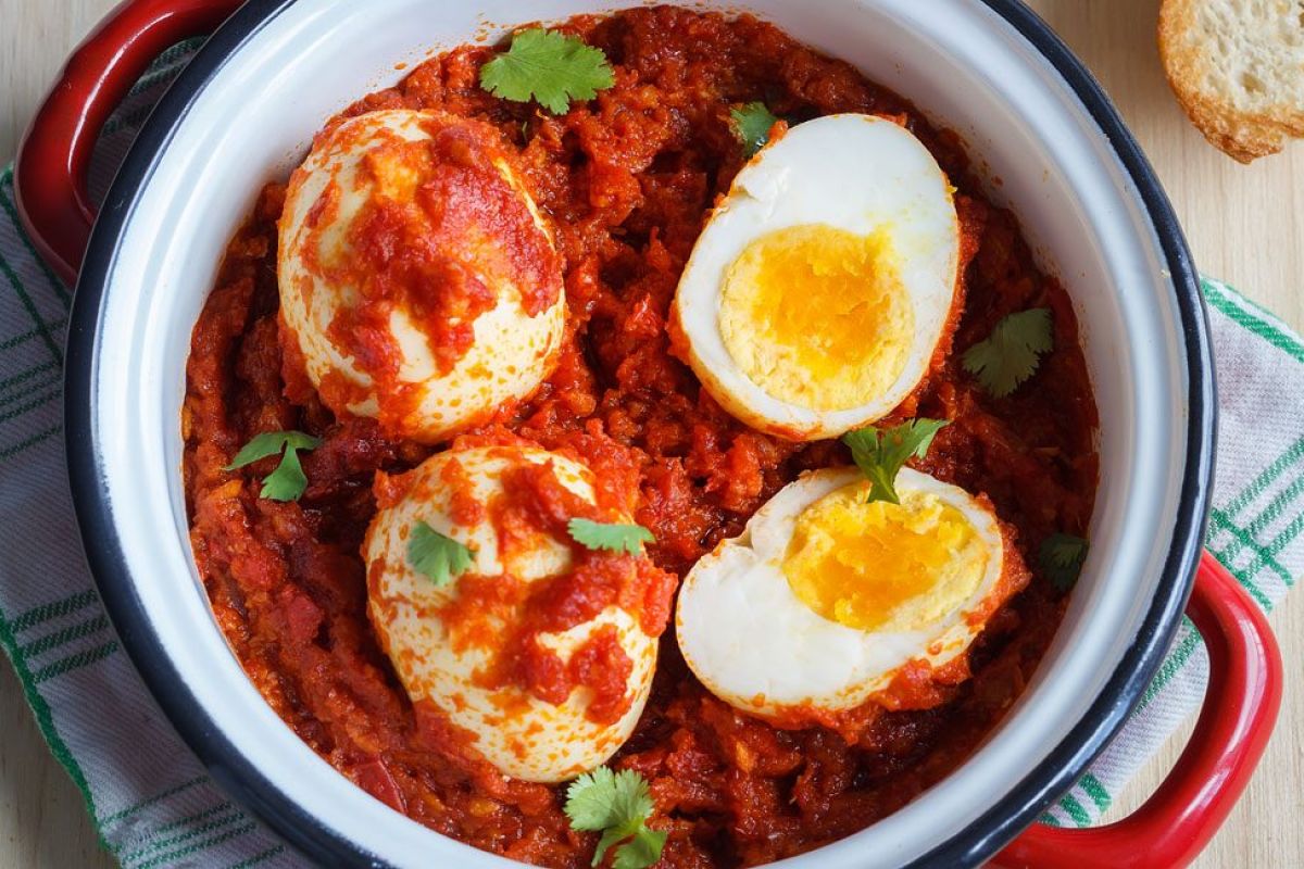 Fried Hard Boiled Eggs in Spicy Tomato Sauce