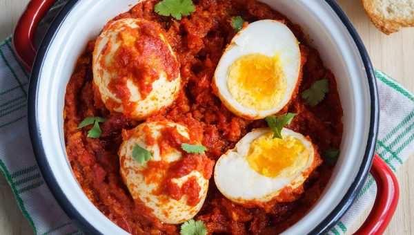 Hard Boiled Eggs in Spicy Tomato Sauce - #recipe by #eatwell101 - https://www.eatwell101.com/hard-boiled-eggs-in-tomato-sauce
