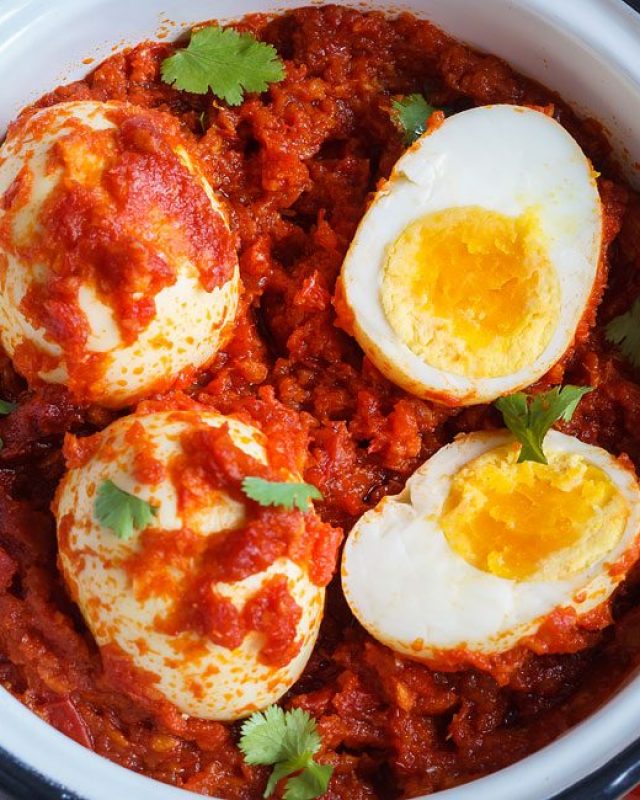 Hard Boiled Eggs in Spicy Tomato Sauce - #recipe by #eatwell101 - https://www.eatwell101.com/hard-boiled-eggs-in-tomato-sauce
