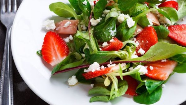 Strawberry Salad with Lamb Lettuce and Feta - #recipe by #eatwell101 - https://www.eatwell101.com/strawberry-salad-recipe