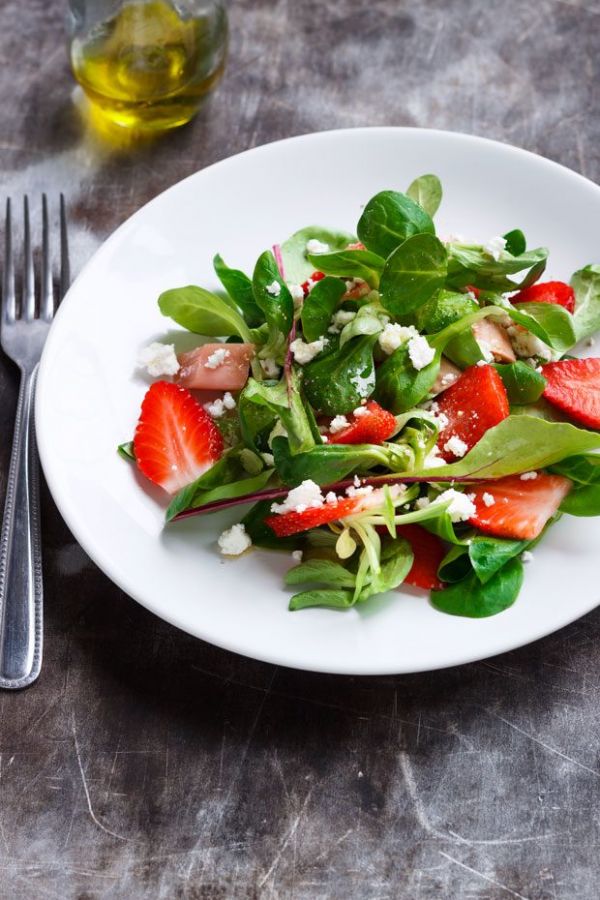 Healthy Feta Strawberry Salad - #recipe by #eatwell101 - https://www.eatwell101.com/strawberry-salad-recipe