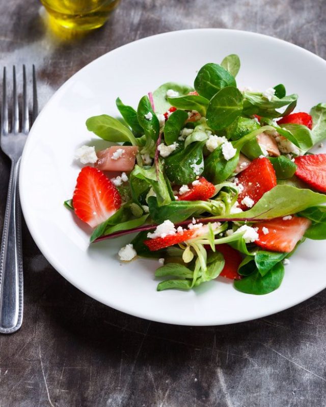 Strawberry Salad with Lamb Lettuce and Feta - #recipe by #eatwell101 - https://www.eatwell101.com/strawberry-salad-recipe