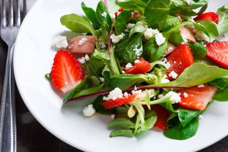 Strawberry Salad with Lamb Lettuce and Feta - #recipe by #eatwell101 - https://www.eatwell101.com/strawberry-salad-recipe