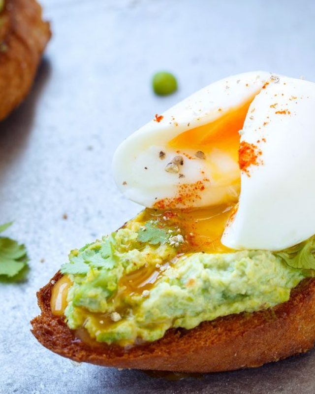 Mashed Peas on Breakfast Toast - #recipe by #eatwell101 - https://www.eatwell101.com/mashed-peas-on-breakfast-toast-recipe