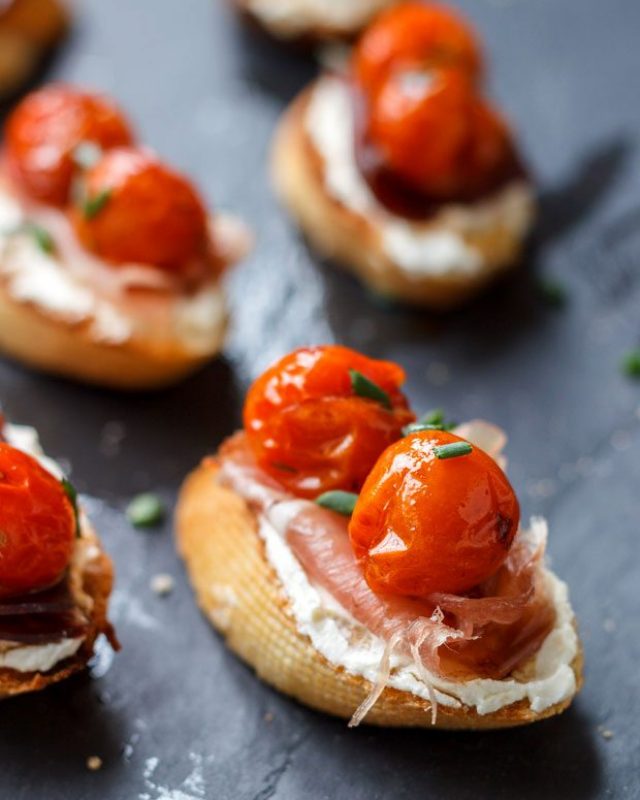 Cherry Tomato and Prosciutto Toasts - #recipe by #eatwell101 - https://www.eatwell101.com/roasted-cherry-tomato-and-prosciutto-toasts-recipe