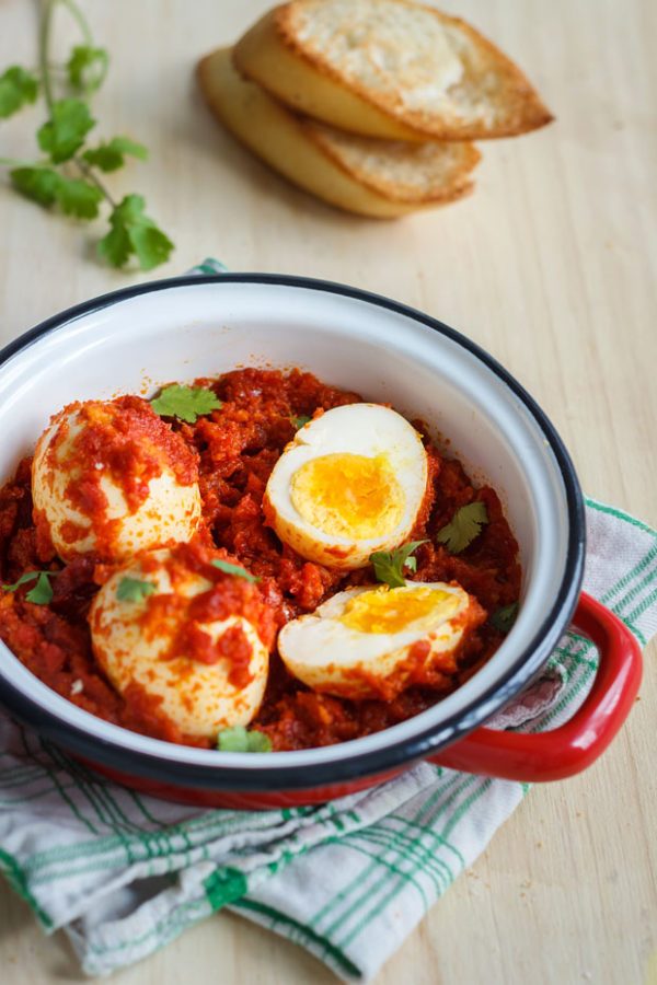 Fried Hard Boiled Eggs in Spicy Tomato Sauce - #recipe by #eatwell101 - https://www.eatwell101.com/hard-boiled-eggs-in-tomato-sauce