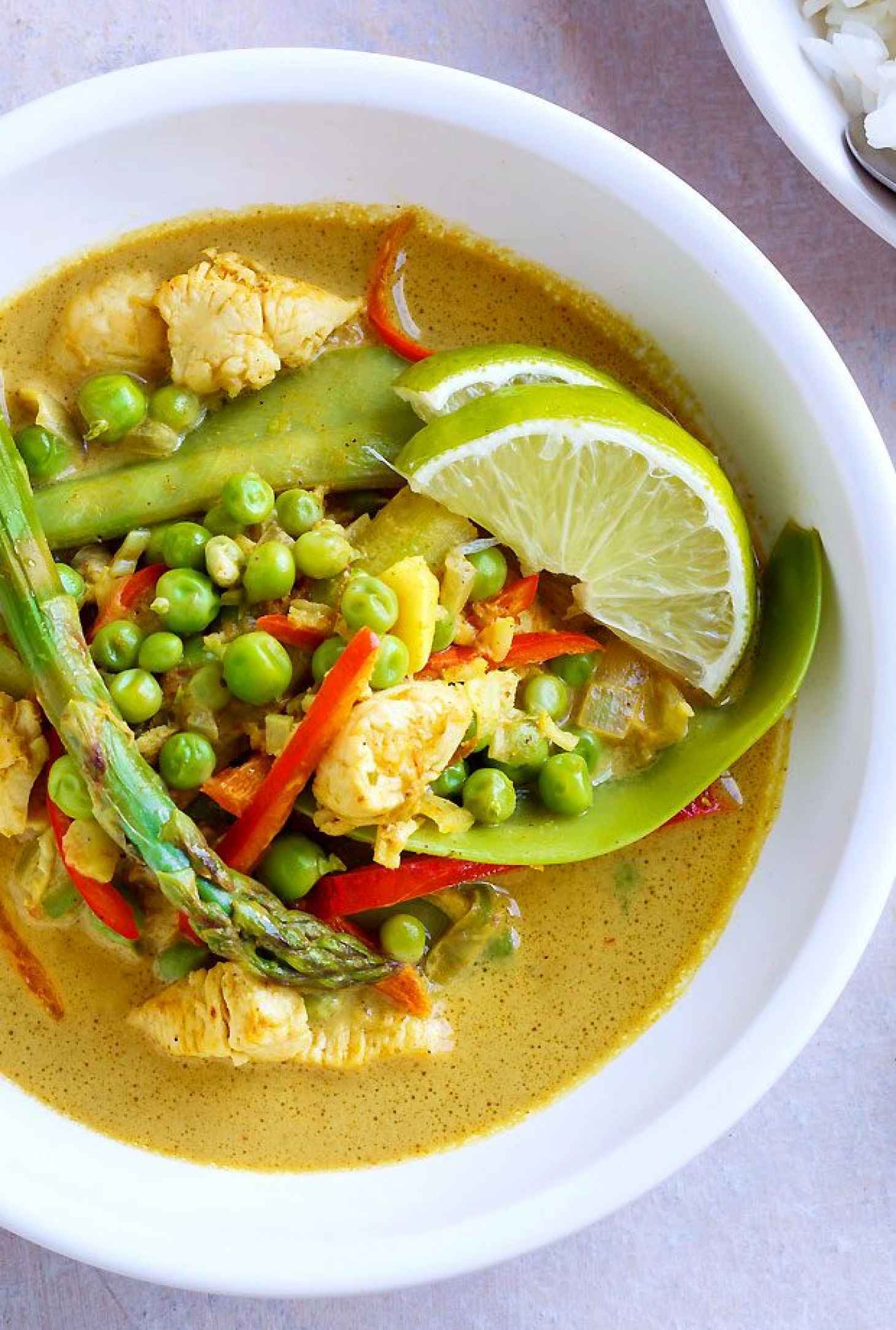 Spring Chicken Curry - #recipe by #eatwell101 - https://www.eatwell101.com/chicken-curry-with-spring-vegetables