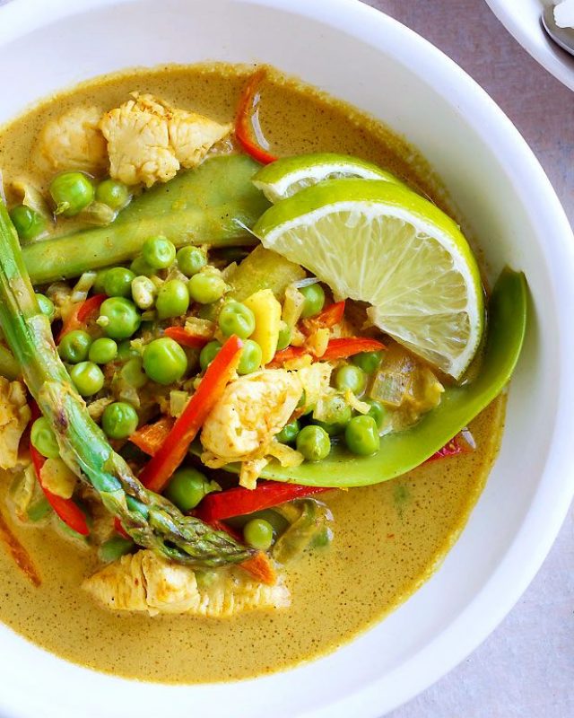 Spring Chicken Curry - #recipe by #eatwell101 - https://www.eatwell101.com/chicken-curry-with-spring-vegetables