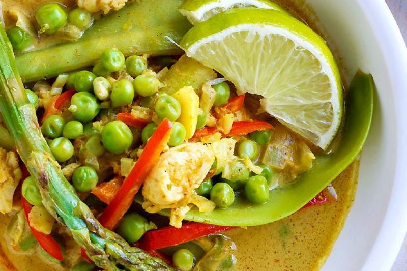Spring Chicken Curry - #recipe by #eatwell101 - https://www.eatwell101.com/chicken-curry-with-spring-vegetables