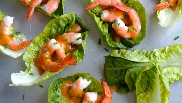 Shrimp Cocktail Lettuce Wraps - #recipe by #eatwell101 - https://www.eatwell101.com/shrimp-cocktail-lettuce-wraps-recipe