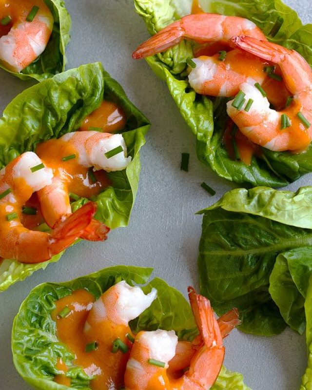 Shrimp Cocktail Lettuce Wraps - #recipe by #eatwell101 - https://www.eatwell101.com/shrimp-cocktail-lettuce-wraps-recipe