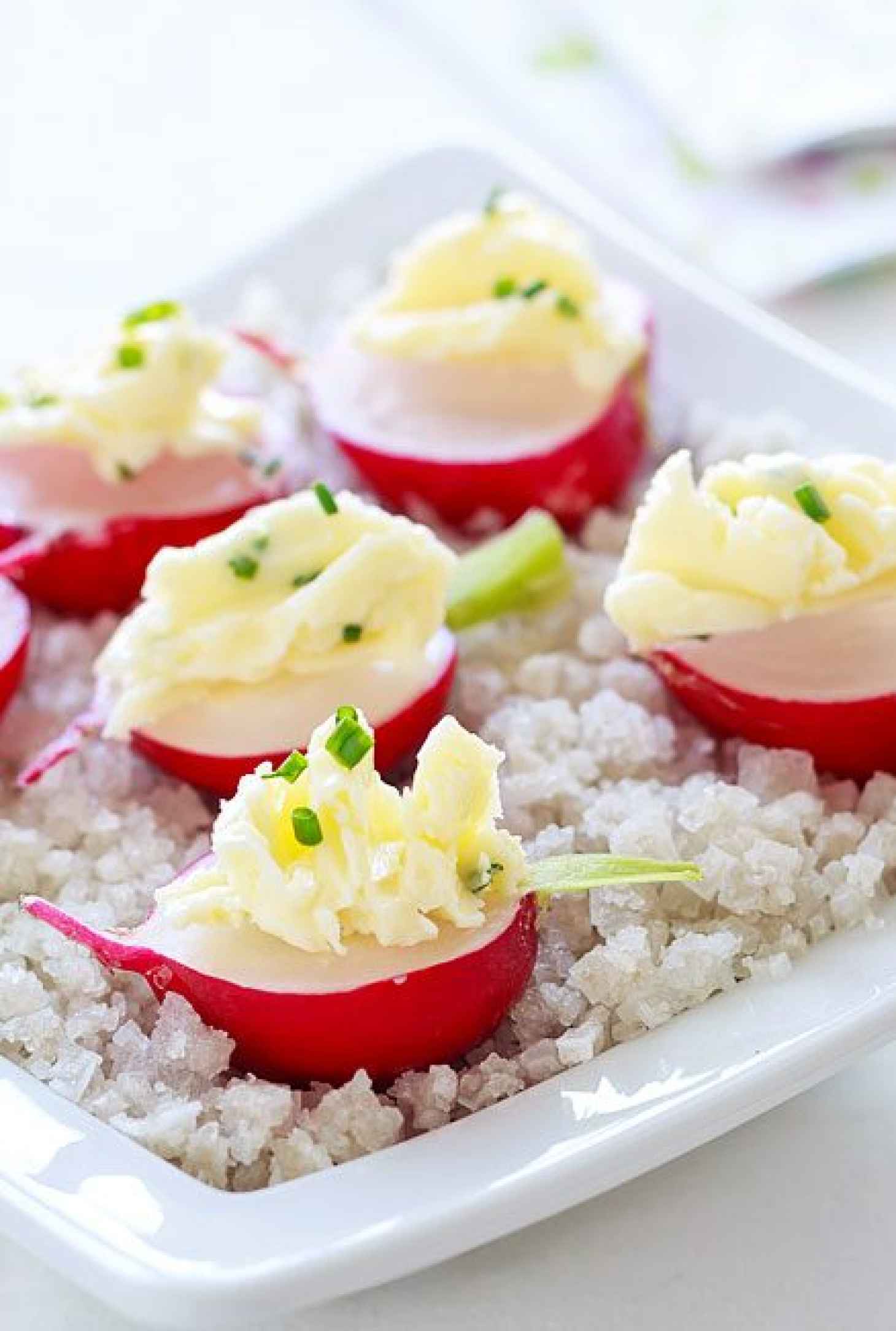 Radishes with Chive Butter - #recipe by #eatwell101 - https://www.eatwell101.com/radishes-with-chive-butter-recipe