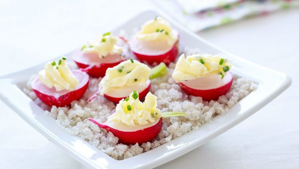 Radishes with Chive Butter - #recipe by #eatwell101 - https://www.eatwell101.com/radishes-with-chive-butter-recipe