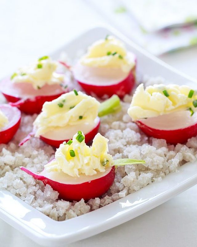 Radishes with Chive Butter - #recipe by #eatwell101 - https://www.eatwell101.com/radishes-with-chive-butter-recipe