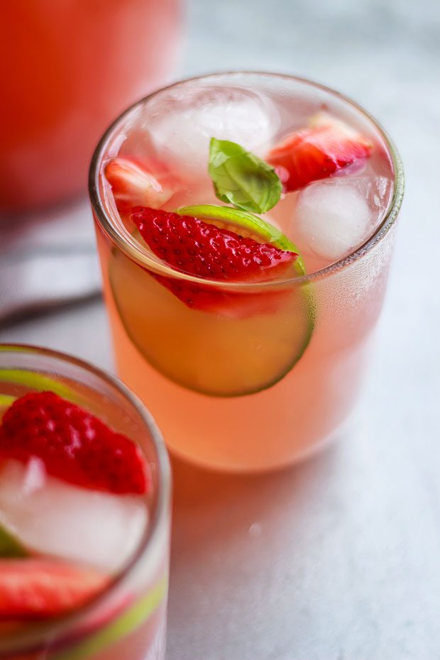 strawberry ice tea drink