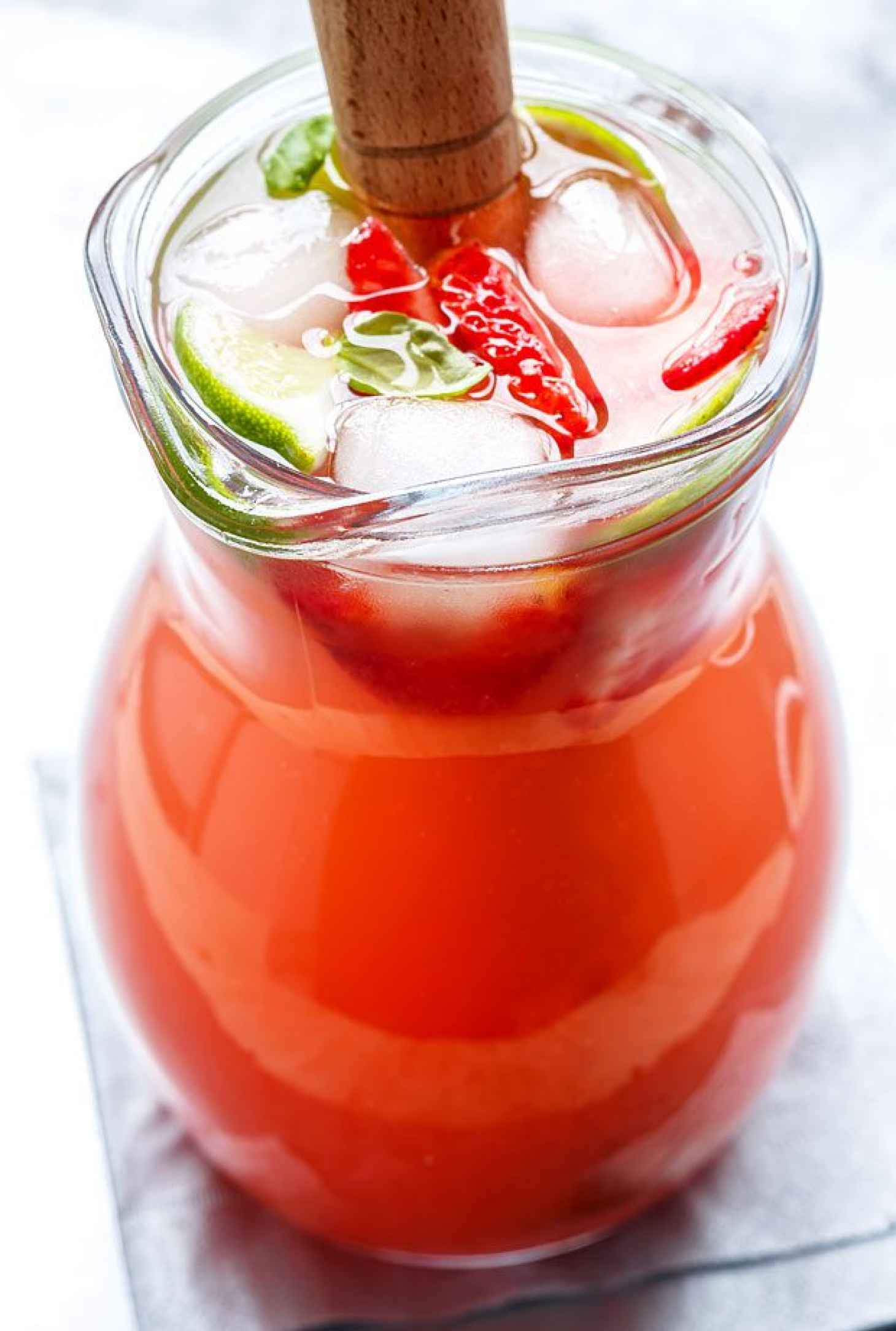 Strawberry Iced Tea Cooler - #recipe by #eatwell101 - https://www.eatwell101.com/strawberry-iced-tea-recipe