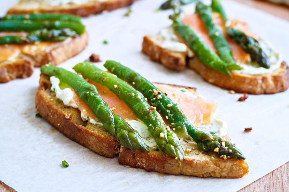 Cream Cheese, Asparagus and Salmon Tartines