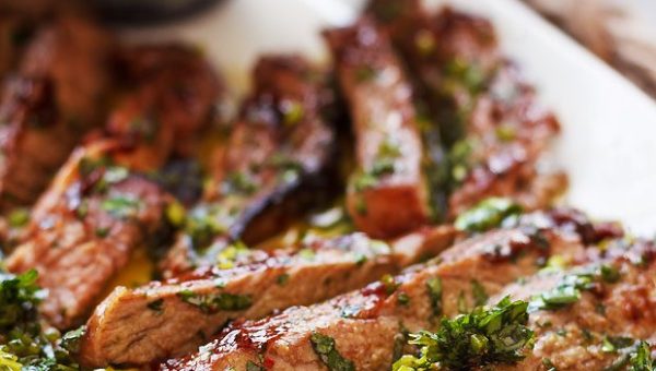 Spicy Grilled Steak With Parsley Sauce - #recipe by #eatwell101 - https://www.eatwell101.com/grilled-steak-recipe