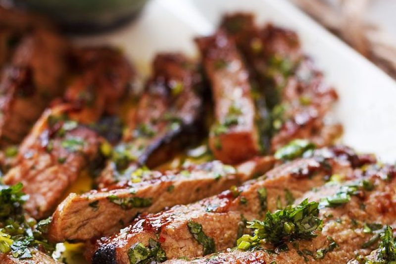 Spicy Grilled Steak With Parsley Sauce - #recipe by #eatwell101 - https://www.eatwell101.com/grilled-steak-recipe