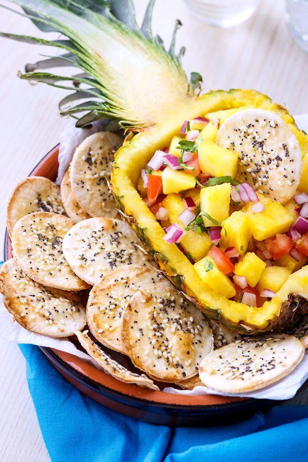 Fresh Pineapple Salsa with Sesame Tortilla Chips - #recipe by #eatwell101 - https://www.eatwell101.com/fresh-pineapple-salsa-with-sesame-tortilla-chips