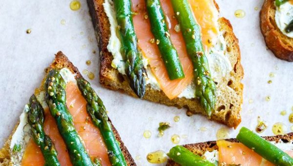 Cream Cheese, Asparagus and Salmon Tartines - #recipe by #eatwell101 - https://www.eatwell101.com/asparagus-tartines-recipe