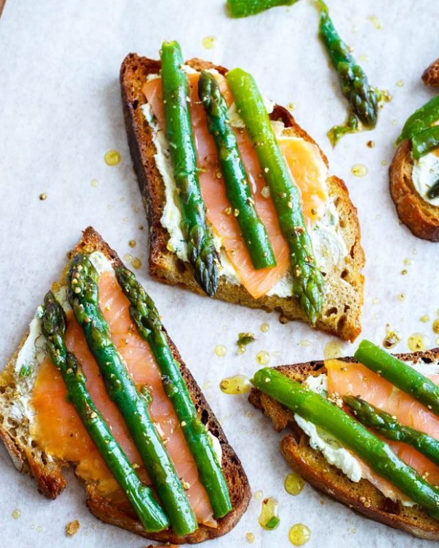 Cream Cheese, Asparagus and Salmon Tartines - #recipe by #eatwell101 - https://www.eatwell101.com/asparagus-tartines-recipe
