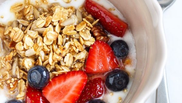 Granola Berry Breakfast Bowl - #recipe by #eatwell101 - https://www.eatwell101.com/granola-berry-breakfast-bowl-recipe