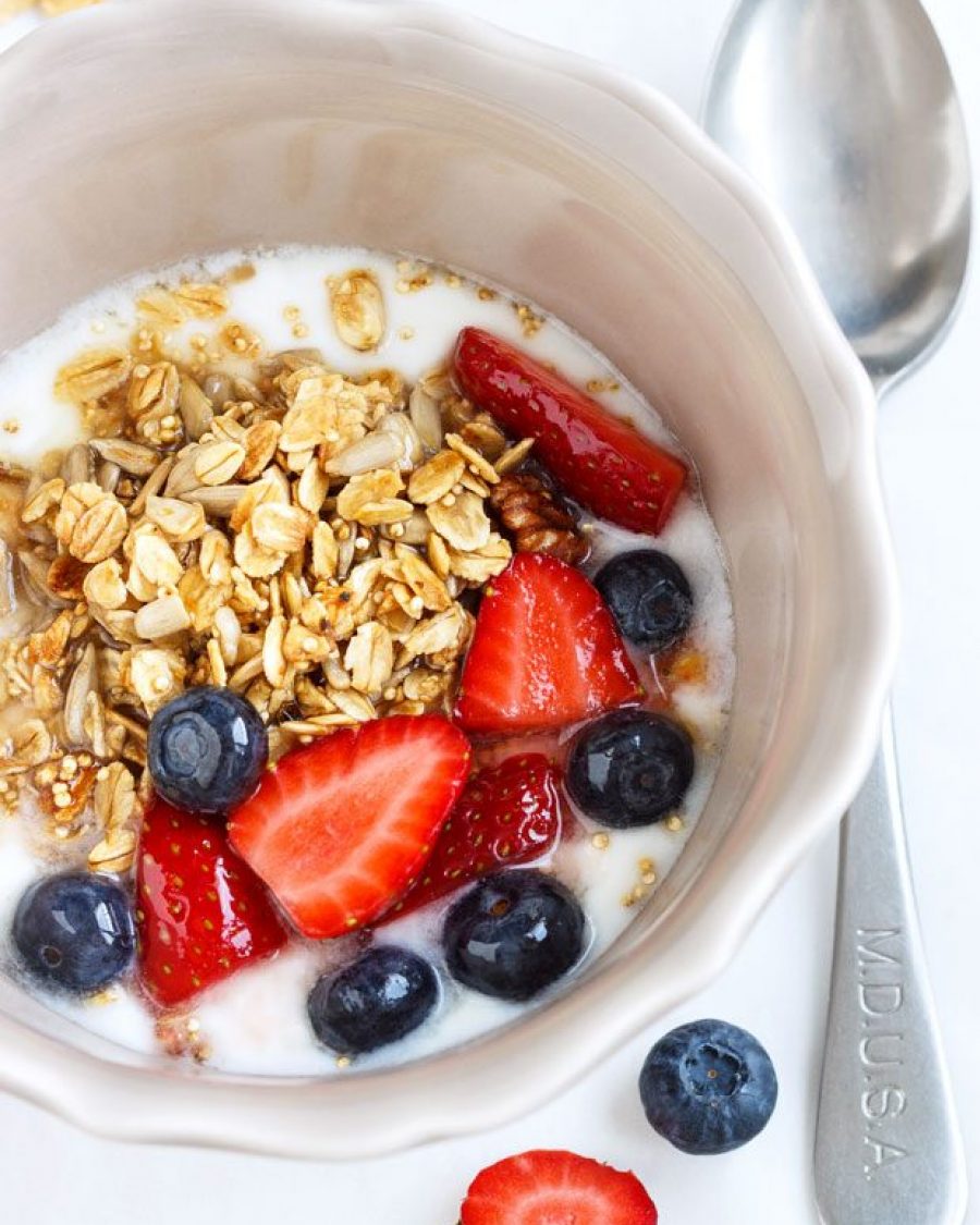 Granola Berry Breakfast Bowl - #recipe by #eatwell101 - https://www.eatwell101.com/granola-berry-breakfast-bowl-recipe