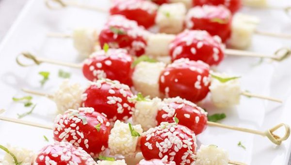 Caprese Salad Skewers with Honey and Sesame - #recipe by #eatwell101 - https://www.eatwell101.com/caprese-salad-skewers-recipe