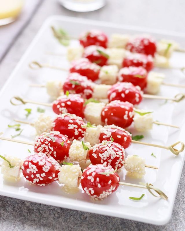Caprese Salad Skewers with Honey and Sesame - #recipe by #eatwell101 - https://www.eatwell101.com/caprese-salad-skewers-recipe