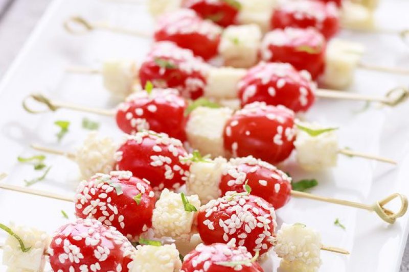 Caprese Salad Skewers with Honey and Sesame - #recipe by #eatwell101 - https://www.eatwell101.com/caprese-salad-skewers-recipe