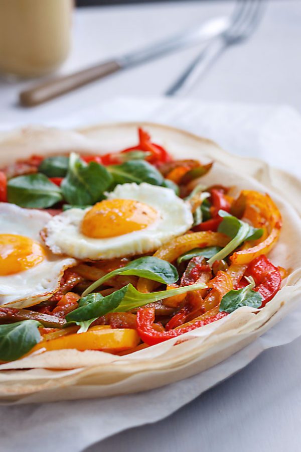 Filo Pizza with Egg and Peppers - #recipe by #eatwell101 - https://www.eatwell101.com/filo-pizza-recipe