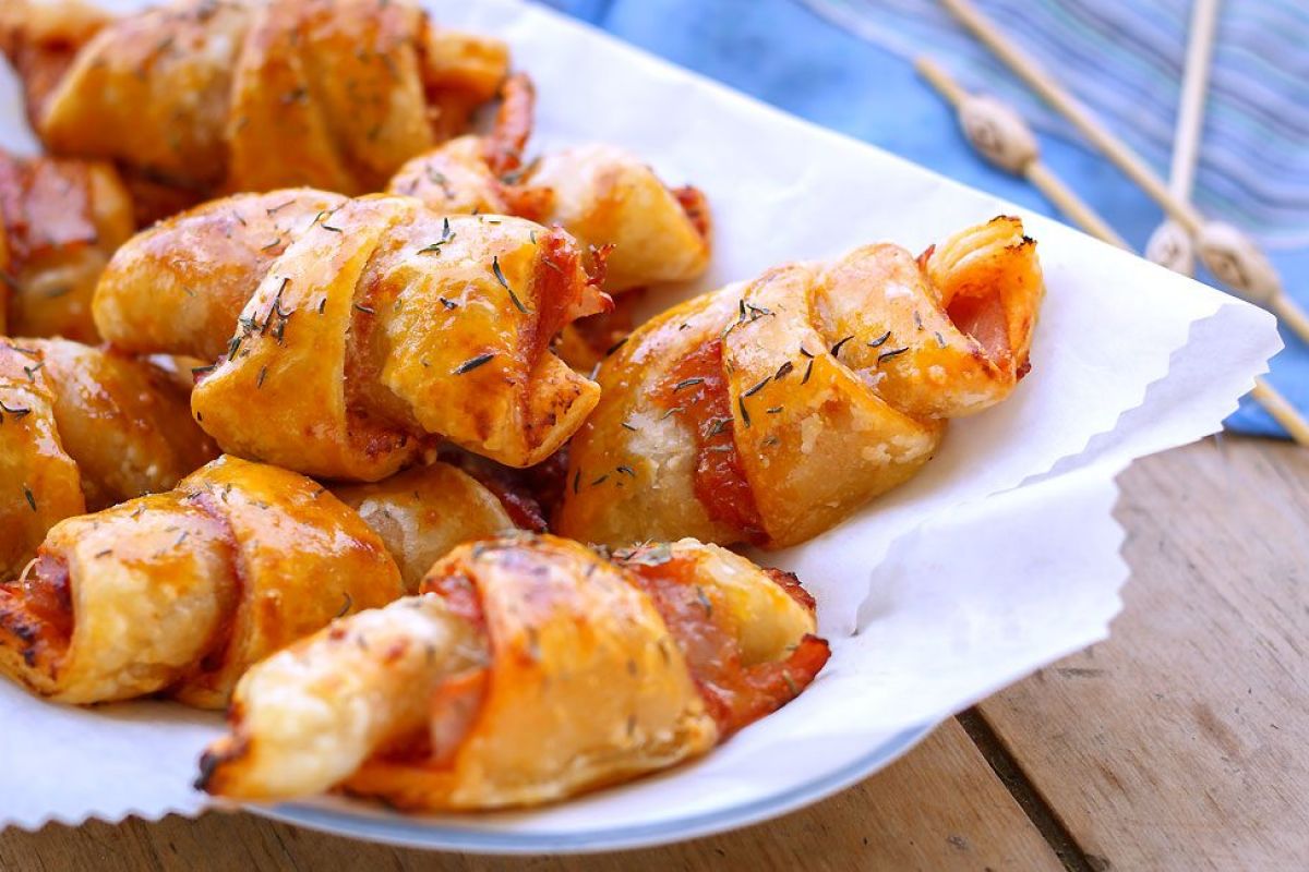 Ham and Cheese Pizza Roll-Ups