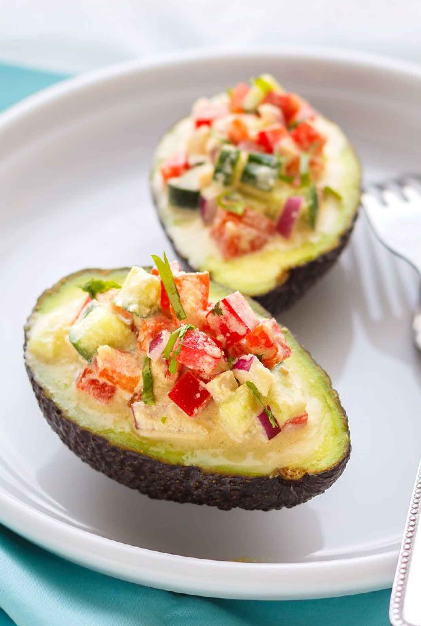 Tomato Cucumber Salad Stuffed Avocados with Thai Sauce - #recipe by #eatwell101 - https://www.eatwell101.com/stuffed-avocado-with-thai-sauce-recipe