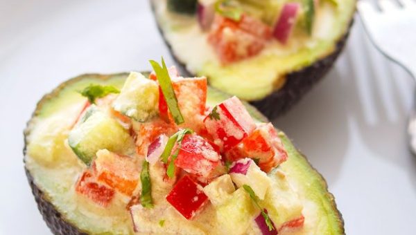 Tomato Cucumber Salad Stuffed Avocados with Thai Sauce - #recipe by #eatwell101 - https://www.eatwell101.com/stuffed-avocado-with-thai-sauce-recipe