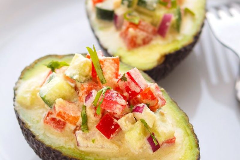 Tomato Cucumber Salad Stuffed Avocados with Thai Sauce - #recipe by #eatwell101 - https://www.eatwell101.com/stuffed-avocado-with-thai-sauce-recipe