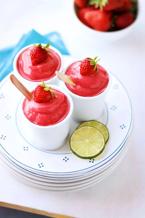 Strawberry Frozen Yogurt - #recipe by #eatwell101 - https://www.eatwell101.com/strawberry-frozen-yogurt-recipe