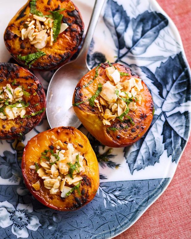 Grilled Peaches with Honey and Almond Mint - #recipe by #eatwell101 - https://www.eatwell101.com/grilled-peaches-recipe