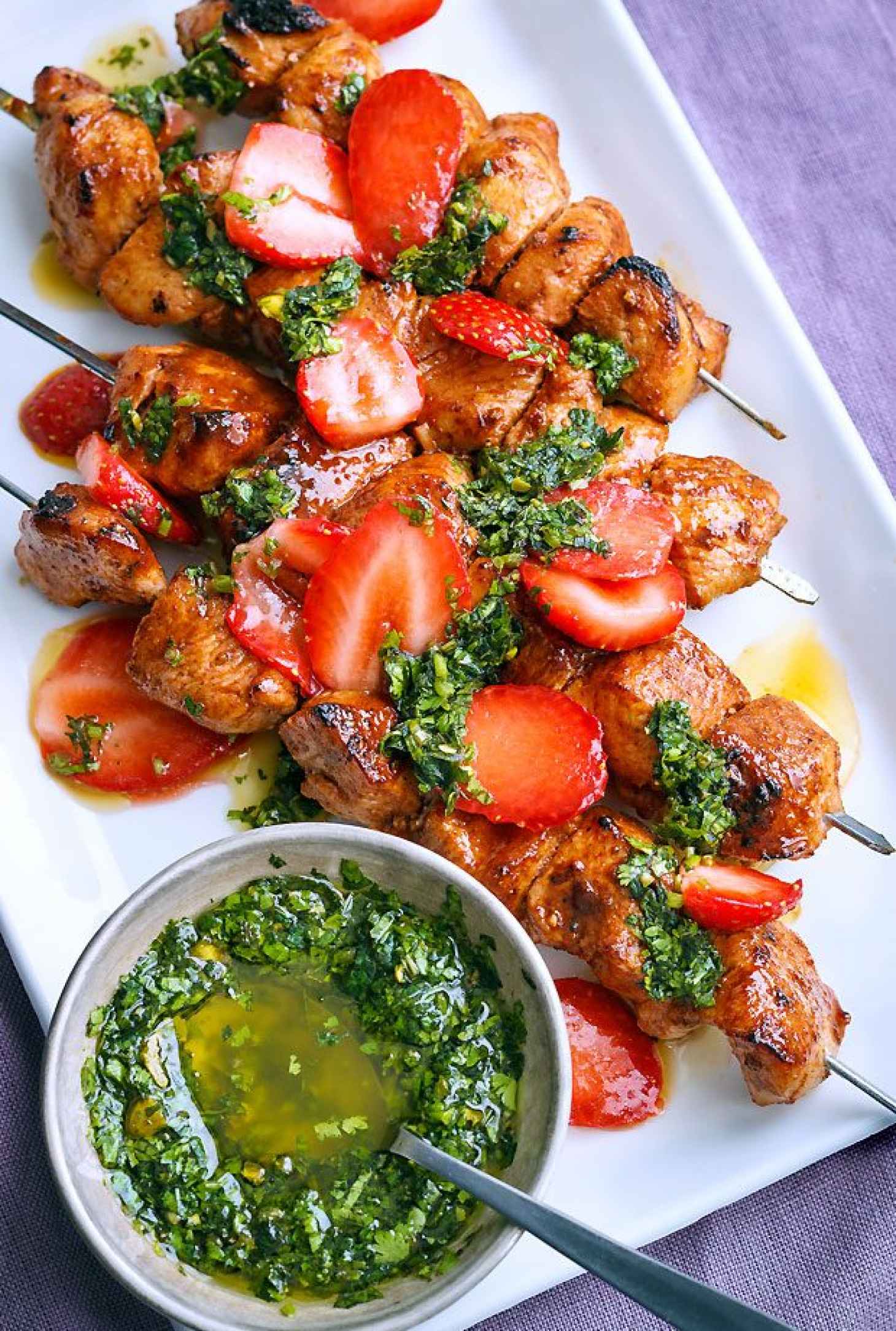 Grilled Chicken Skewers with Strawberries - #recipe by #eatwell101 - https://www.eatwell101.com/grilled-chicken-skewers-recipe
