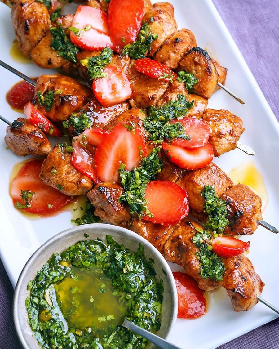 Grilled Chicken Skewers with Strawberries - #recipe by #eatwell101 - https://www.eatwell101.com/grilled-chicken-skewers-recipe