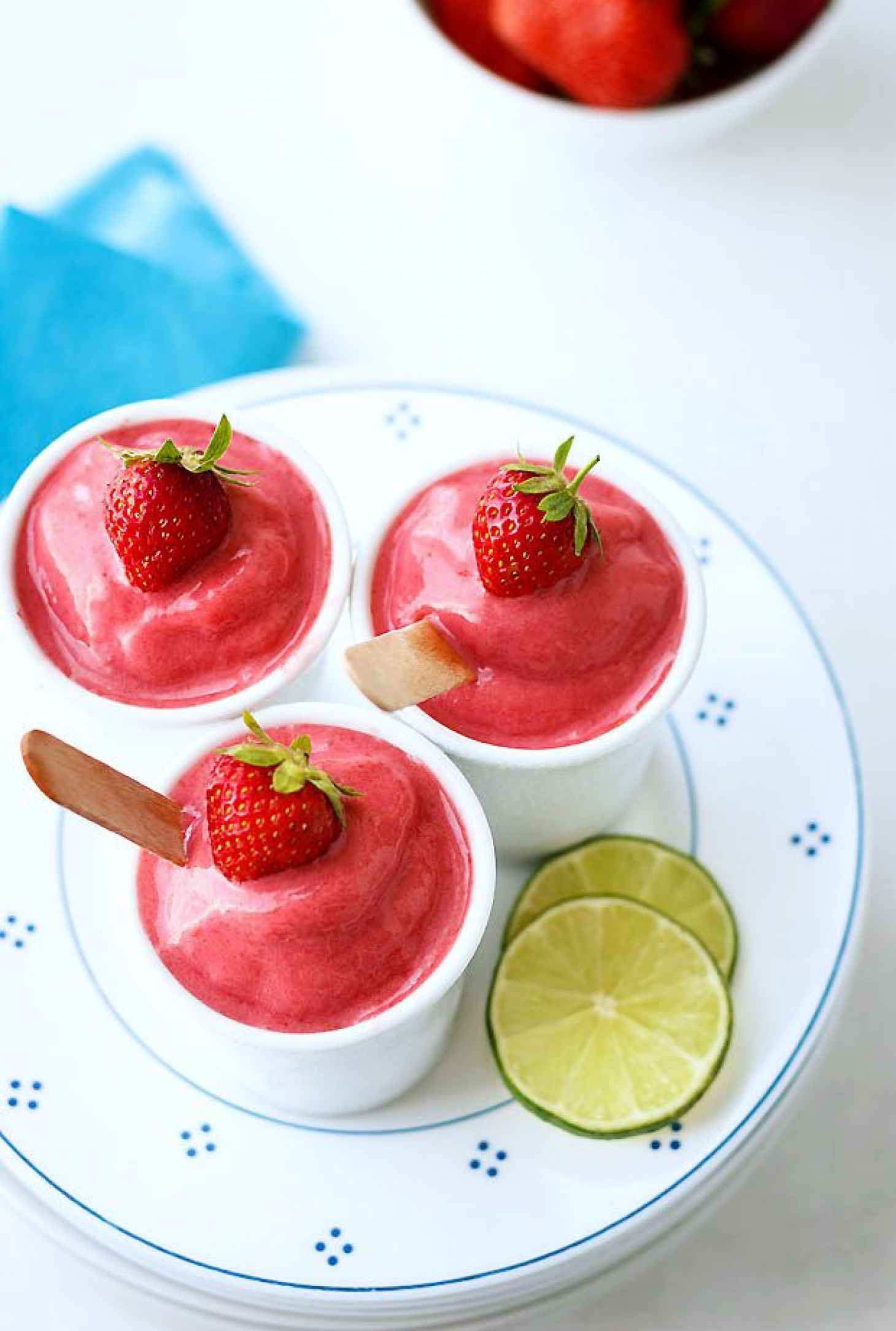 Strawberry Frozen Yogurt - #recipe by #eatwell101 - https://www.eatwell101.com/strawberry-frozen-yogurt-recipe