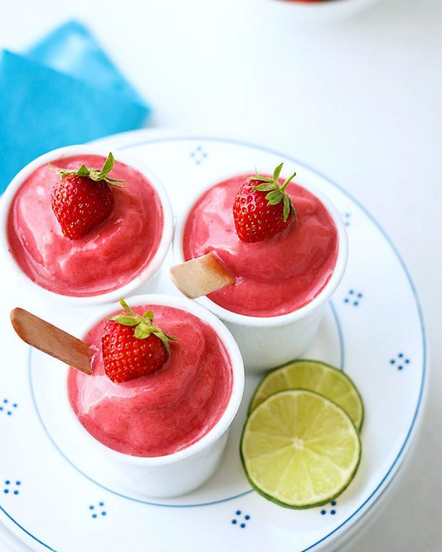 Strawberry Frozen Yogurt - #recipe by #eatwell101 - https://www.eatwell101.com/strawberry-frozen-yogurt-recipe