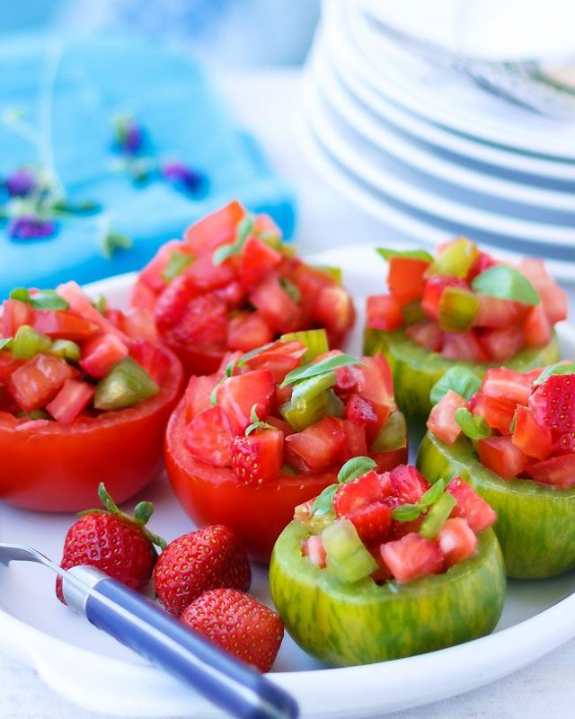 Strawberry Salsa Tomato Cups - #recipe by #eatwell101 - https://www.eatwell101.com/strawberry-salsa-tomato-cups-recipe