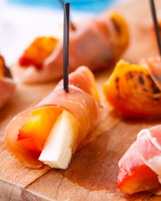 Grilled Peaches with Prosciutto and Feta - #recipe by #eatwell101 - https://www.eatwell101.com/grilled-peaches-prosciutto-recipe