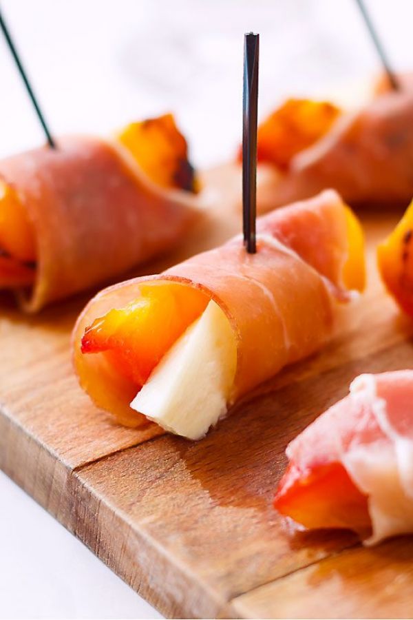 Grilled Peaches with Prosciutto and Feta - #recipe by #eatwell101 - https://www.eatwell101.com/grilled-peaches-prosciutto-recipe