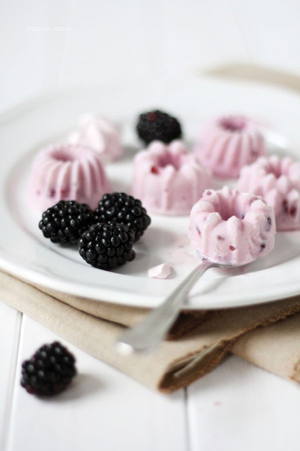 buttermilk yogurt ice cream with blackberry