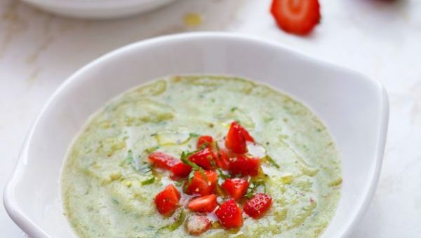 Chilled Green Tomato Soup with Strawberry Salsa - #recipe by #eatwell101 - https://www.eatwell101.com/chilled-green-tomato-soup-recipe
