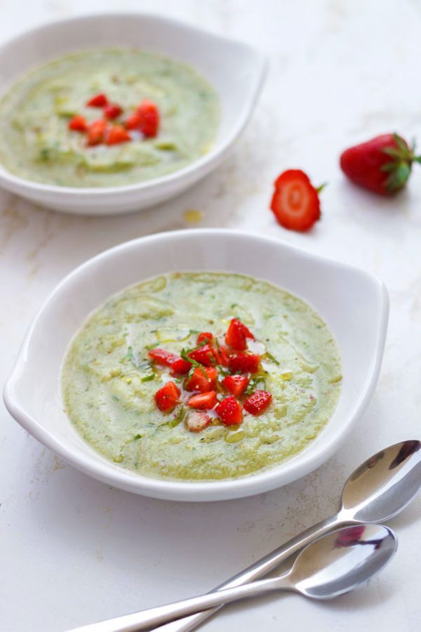Chilled Green Tomato Soup with Strawberry Salsa - #recipe by #eatwell101 - https://www.eatwell101.com/chilled-green-tomato-soup-recipe