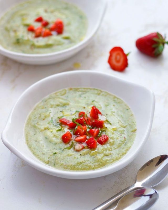 Chilled Green Tomato Soup with Strawberry Salsa - #recipe by #eatwell101 - https://www.eatwell101.com/chilled-green-tomato-soup-recipe